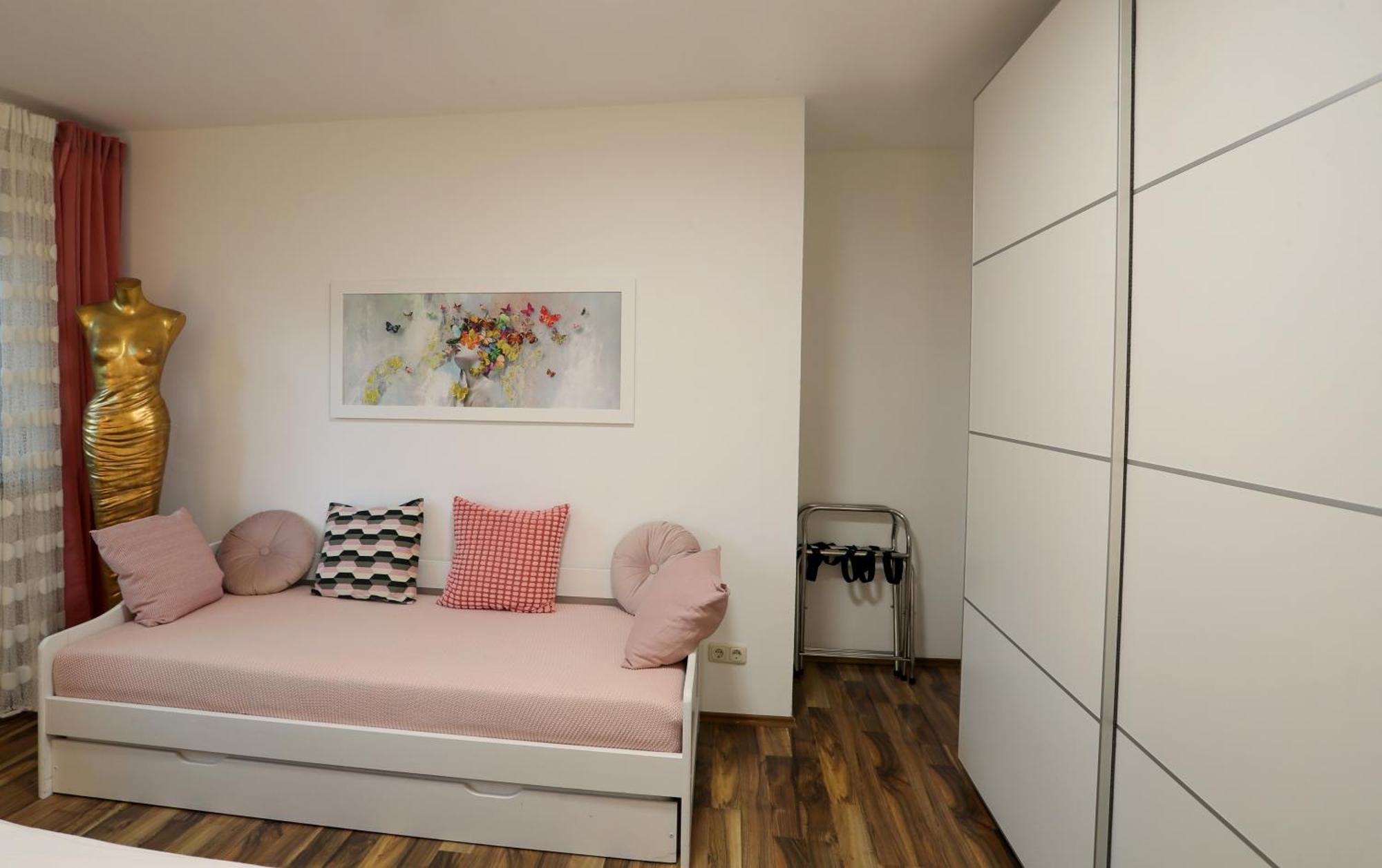 Apartment 10 Min Subway U-bahn To Marienplatz 130 M2 - 4br - 2bath *