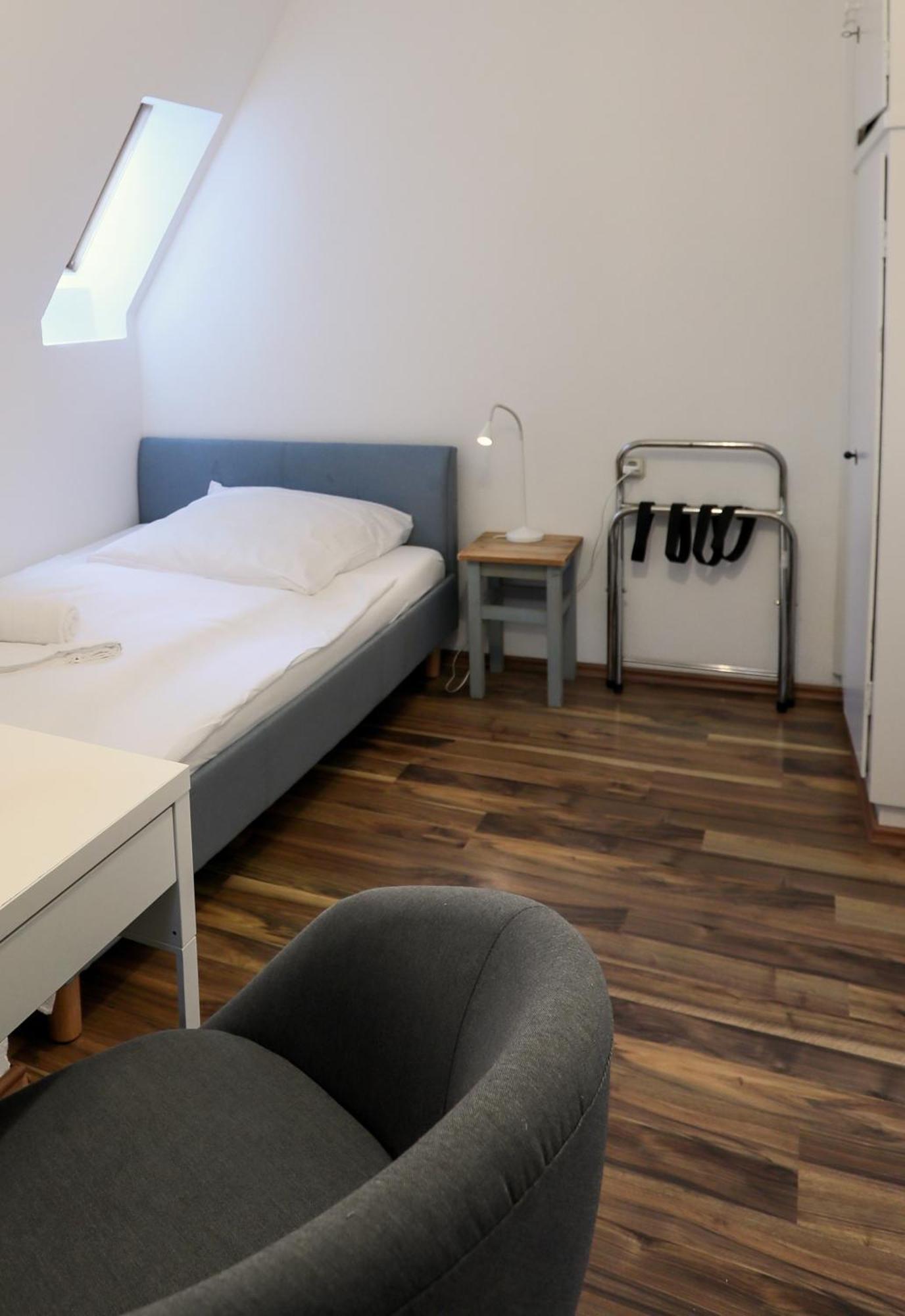 10 Min Subway U-bahn To Marienplatz 130 M2 - 4br - 2bath Apartment *