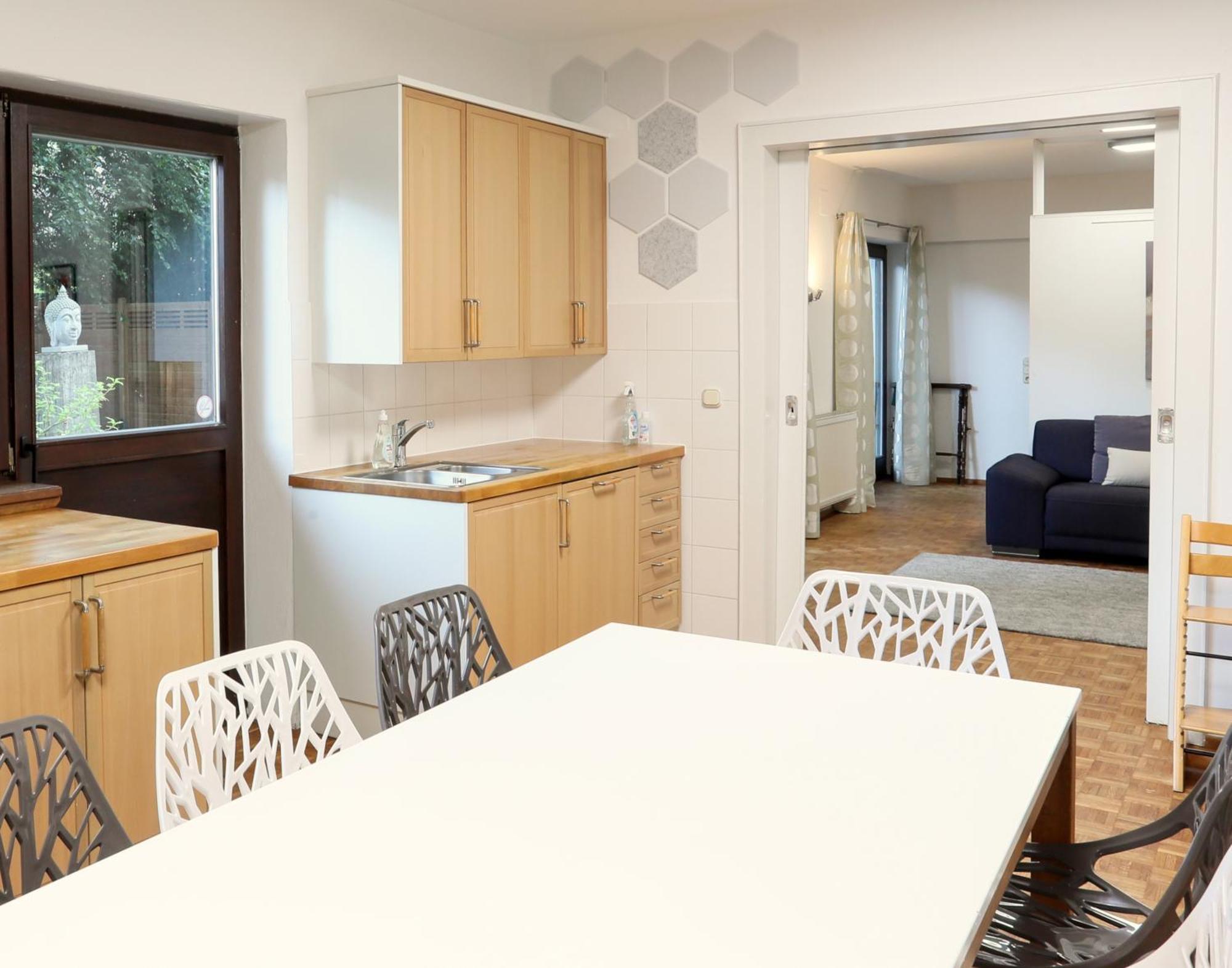 10 Min Subway U-bahn To Marienplatz 130 M2 - 4br - 2bath Apartment *