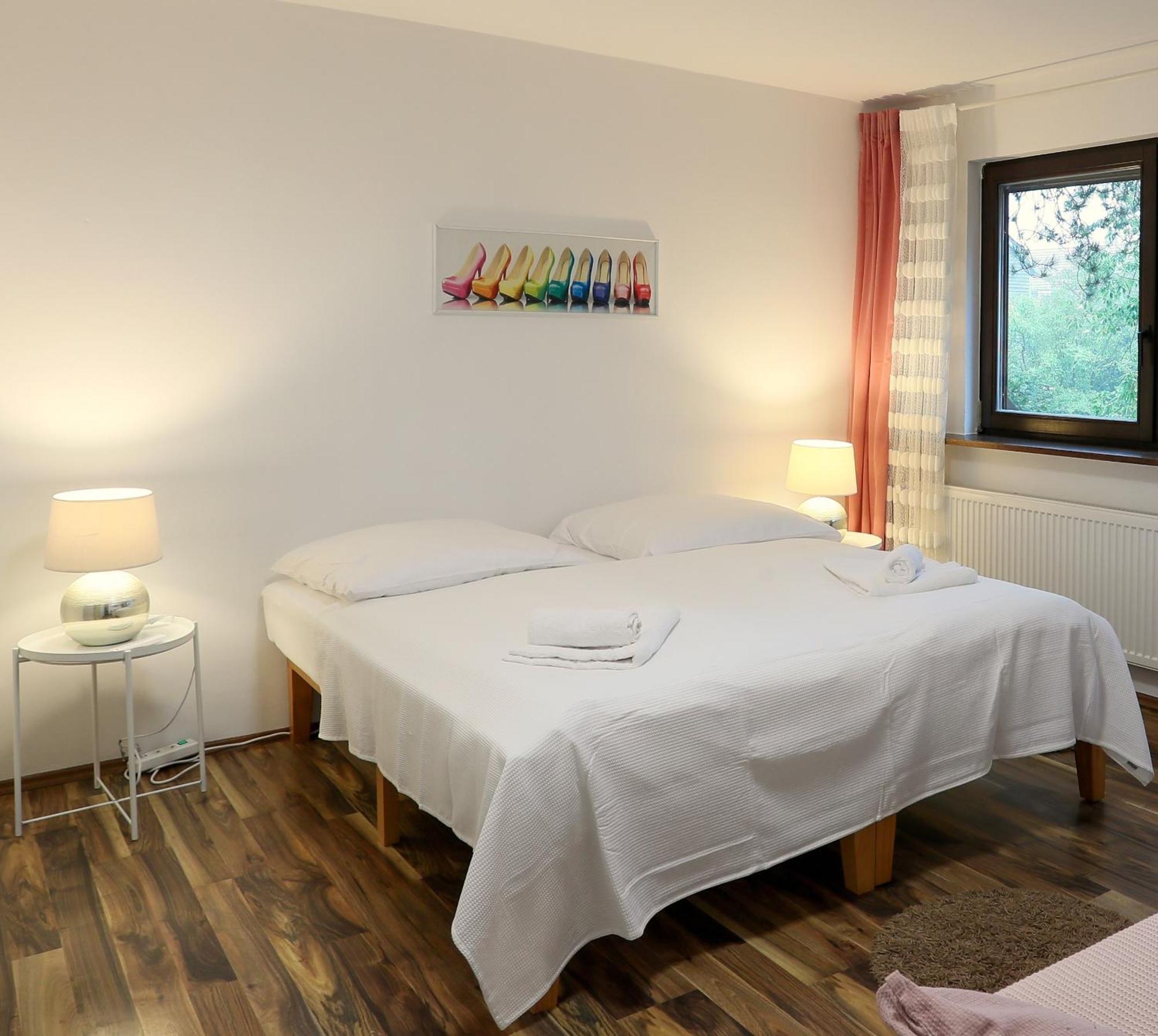 10 Min Subway U-bahn To Marienplatz 130 M2 - 4br - 2bath Apartment *